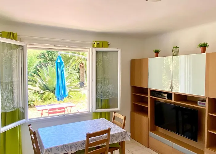 Διαμέρισμα Chez Madou, T1 En Bas De Et Rez De Jardin A 900m De La Et Des Commerces Fréjus