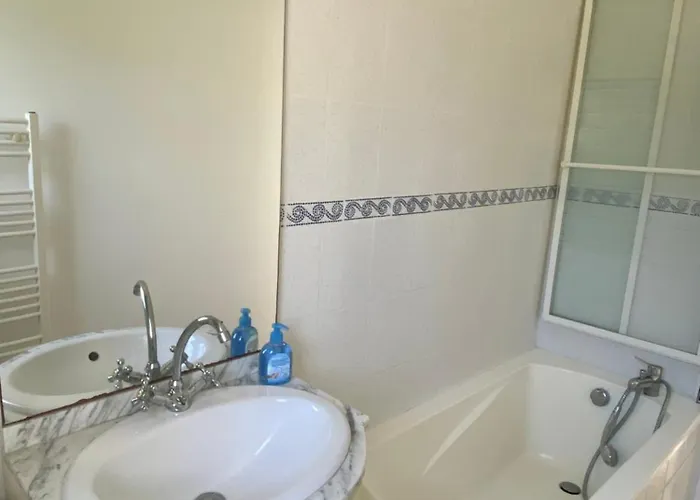 Chez Madou, T1 En Bas De Et Rez De Jardin A 900m De La Et Des Commerces * Fréjus