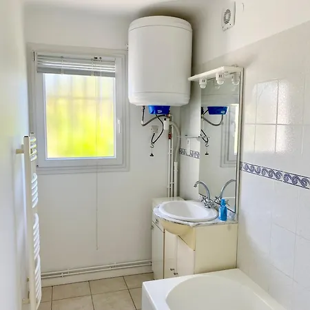 شقة Chez Madou, T1 En Bas De Et Rez De Jardin A 900m De La Et Des Commerces Fréjus